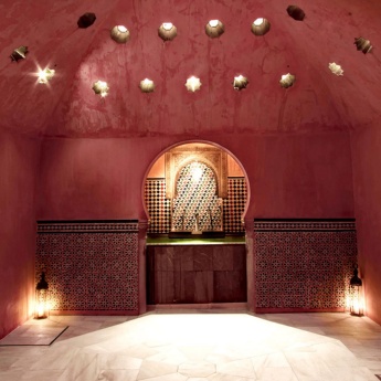 Sala de piedra caliente de los baños árabes de Granada
