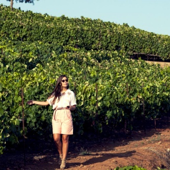 Moça passeando por vinhedos em Tenerife