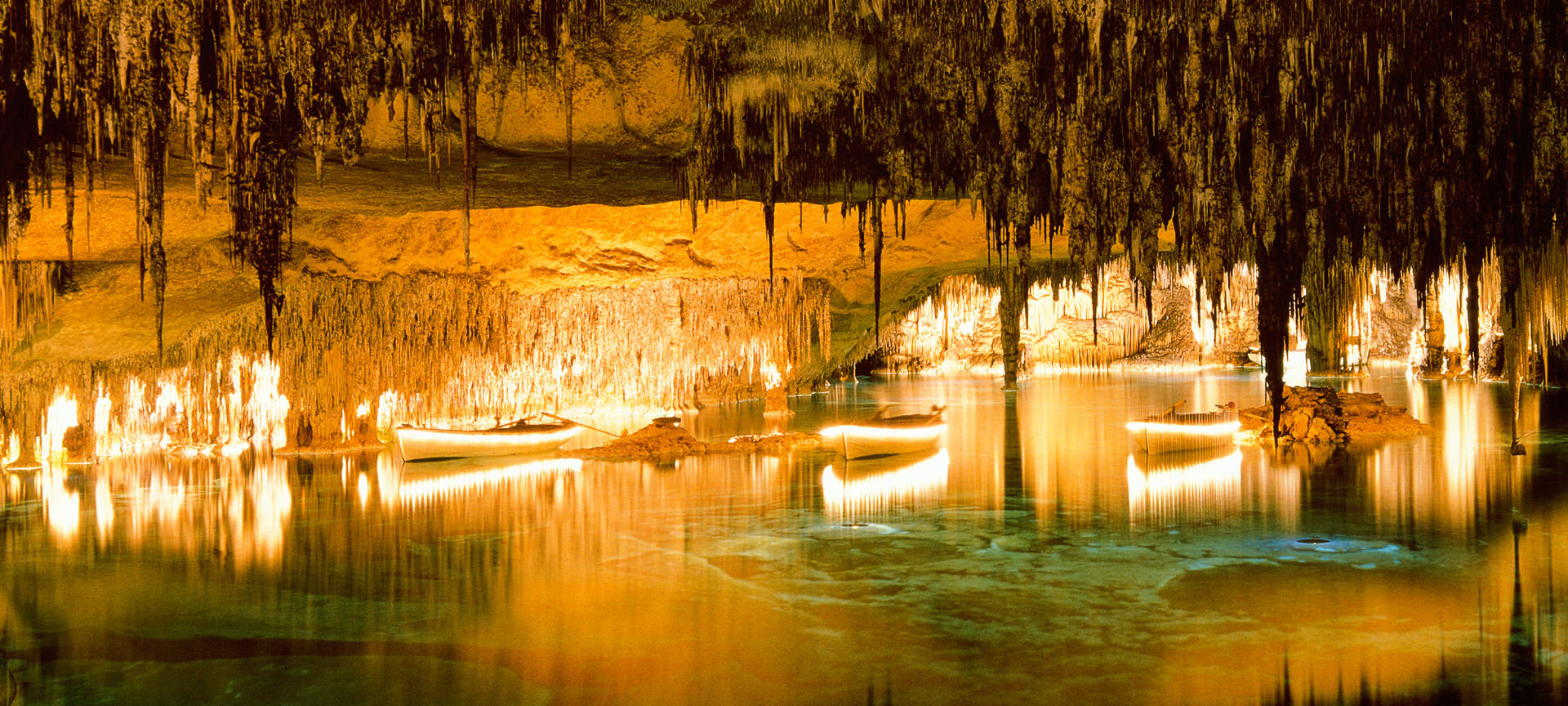 Barcas en el lago de las Cuevas del Drach Barcas en el lago de las Cuevas del Drach