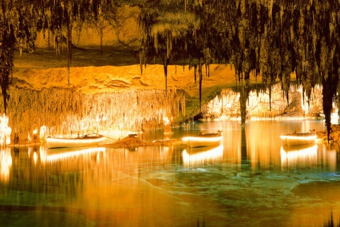 ドラック洞窟の湖に浮かぶ小舟