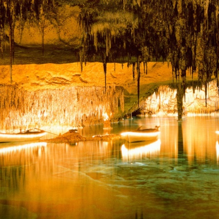 Imbarcazioni sul lago delle Grotte del Drach