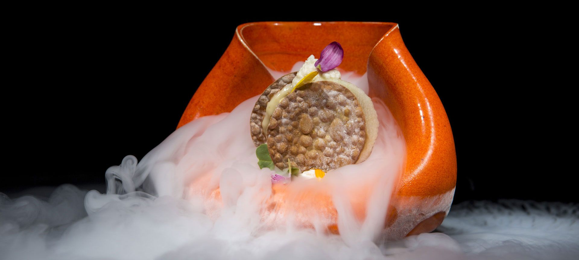 Prato de design “Onde esta o pêssego” por Danako Jatetxea