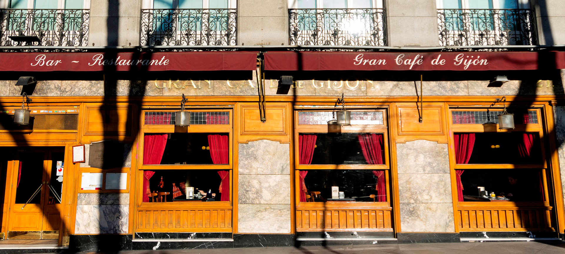 Фасад Café Gijón, Мадрид. Фасад Café Gijón, Мадрид.