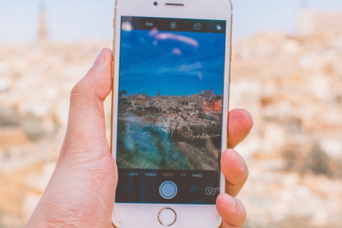 Persone che scattano una foto con il cellulare a Toledo