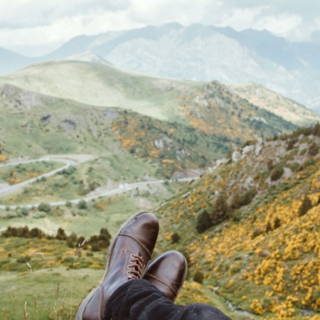 Pies asomándose en lo alto de una montaña de Taüll, Lérida