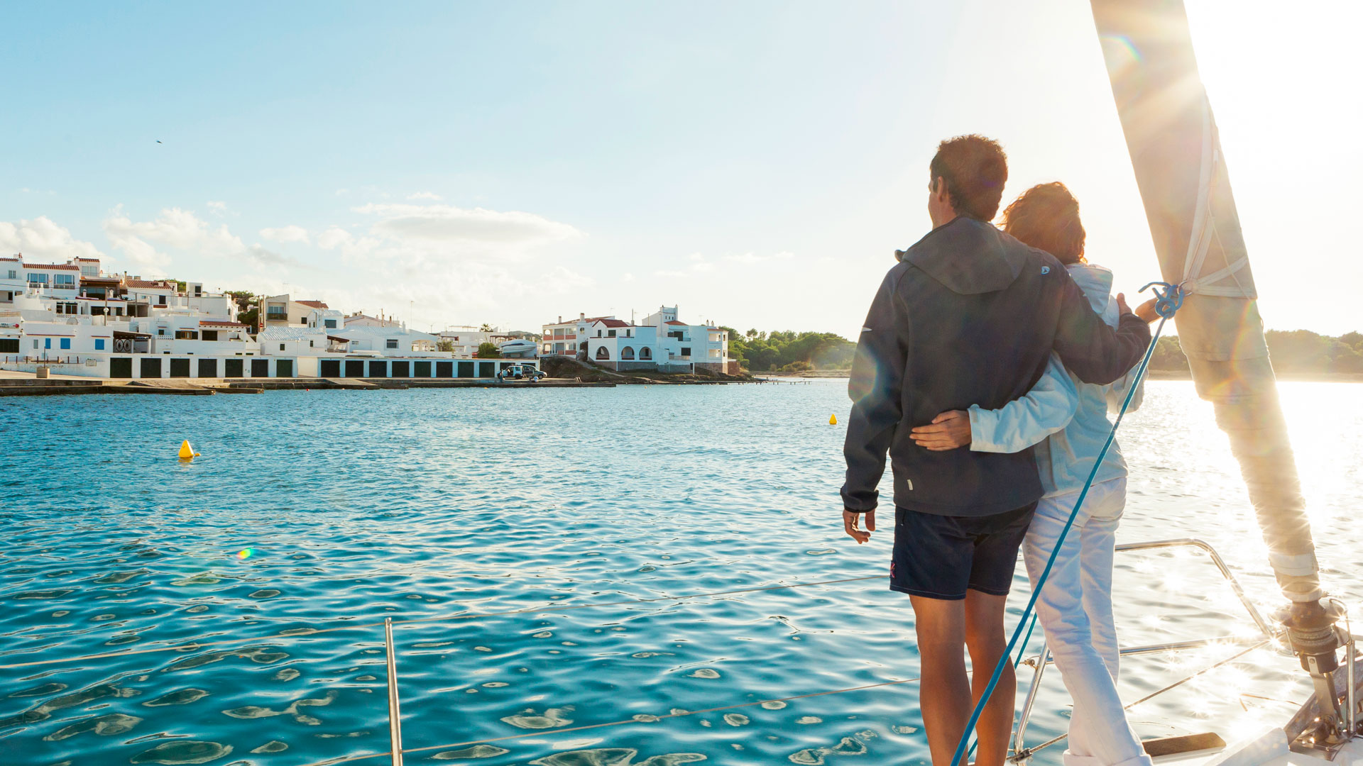 Veleiro na costa de Menorca Veleiro na costa de Menorca