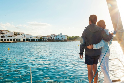 Barca a vela sulla costa di Minorca