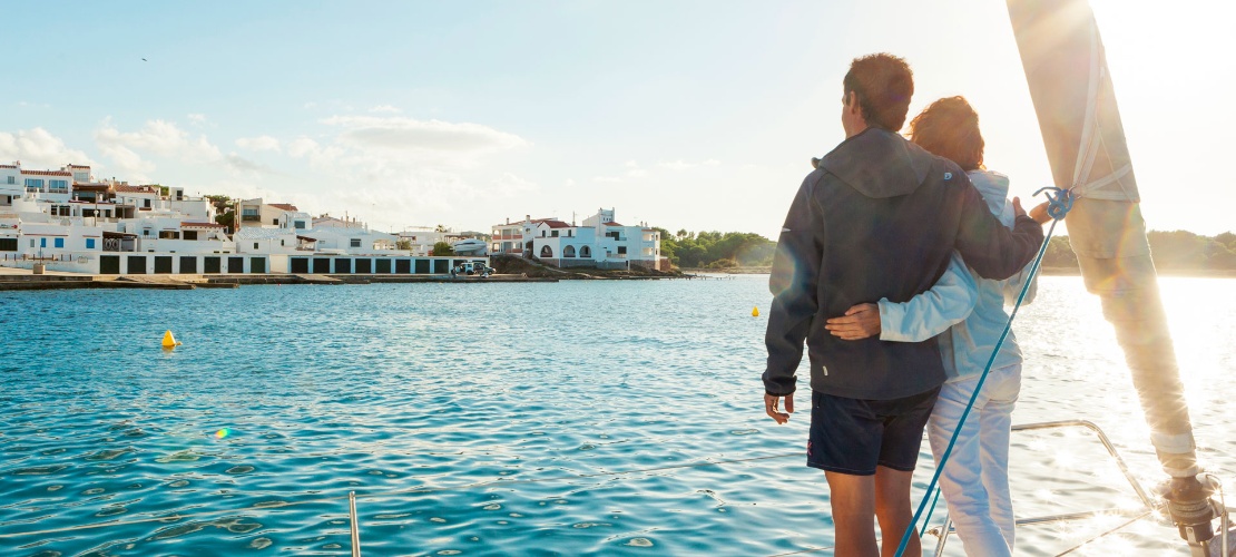 Segelboot an der Küste von Menorca