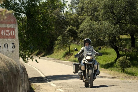 Un motard sur la Vía de la Plata