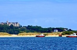 Blick vom Strand El Puntal auf Santander mit dem Magdalena-Palast