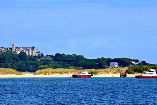 Blick vom Strand El Puntal auf Santander mit dem Magdalena-Palast