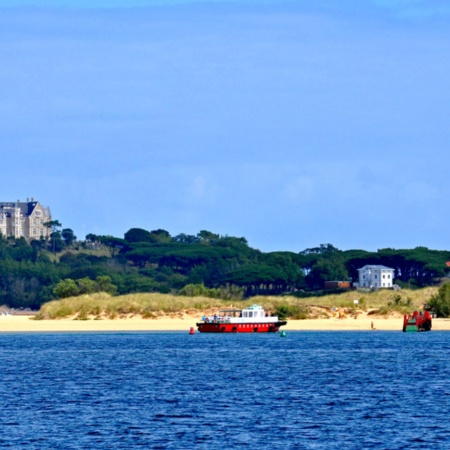 Blick vom Strand El Puntal auf Santander mit dem Magdalena-Palast