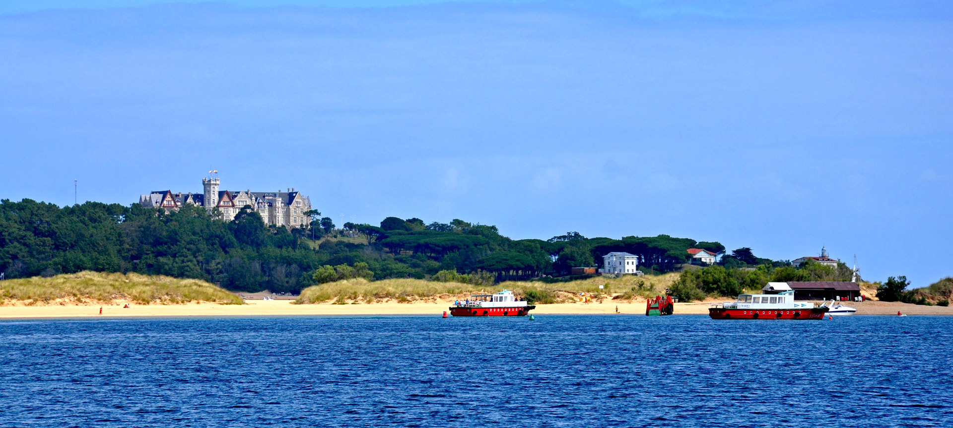 Vue de Santander et du Palais de la Magdalena depuis la plage El Puntal Vue de Santander et du Palais de la Magdalena depuis la plage El Puntal