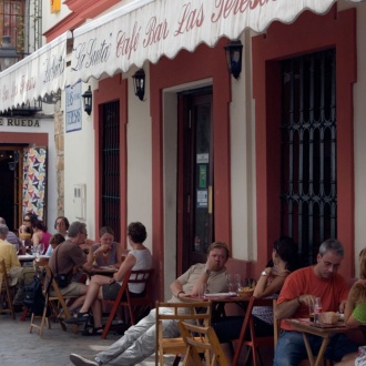 Mesas ao ar livre no bairro de Santa Cruz, Sevilha