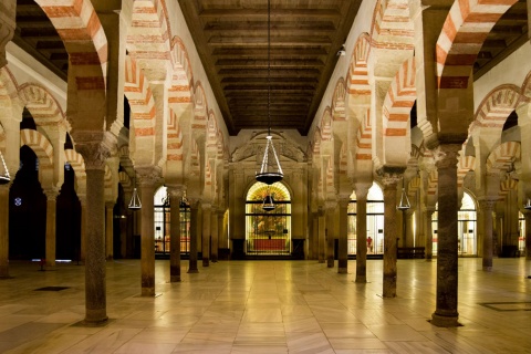 Wnętrze Wielkiego Meczetu w Kordobie