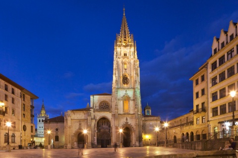 Vue de la cathédrale d’Oviedo, de nuit