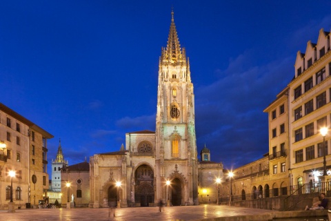 Die Kathedrale von Oviedo bei Nacht