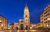 Vista noturna da Catedral de Oviedo