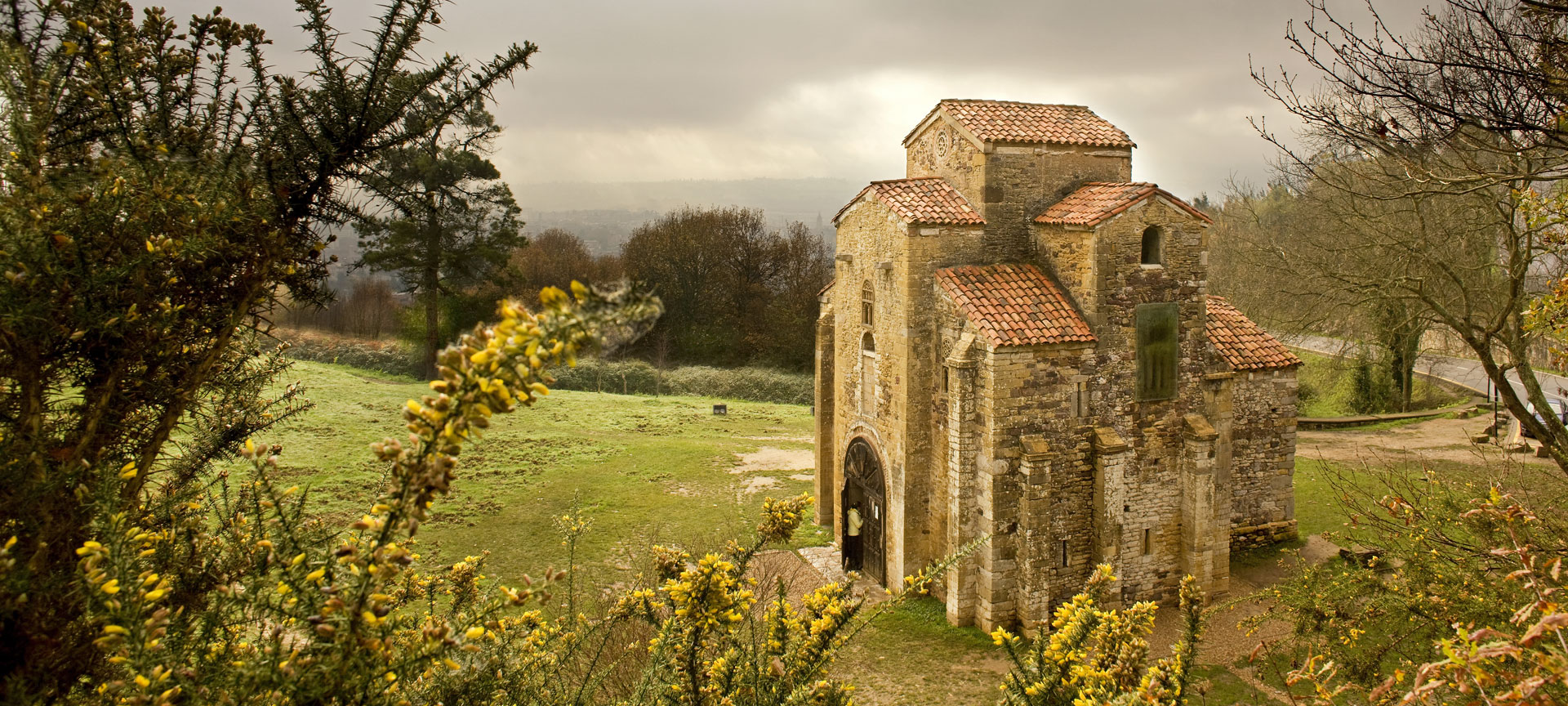 Außenseite der Kirche San Miguel de Lillo Außenseite der Kirche San Miguel de Lillo