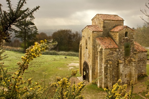 Exterior da igreja de San Miguel de Lillo