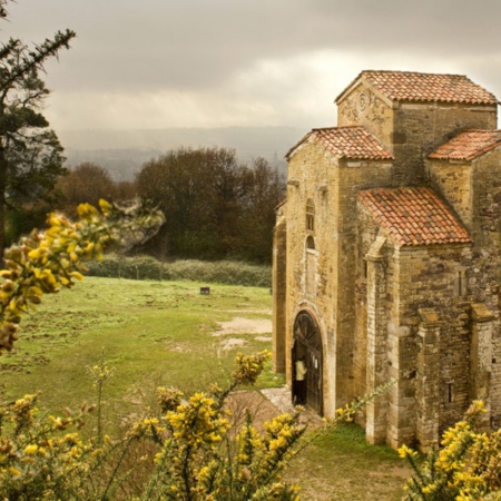 Widok od zewnątrz na Kościół San Miguel de Lillo