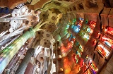 Vista del techo y vidriegas en el interior de la Sagrada Familia, Barcelona