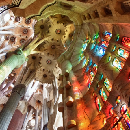 Vista del techo y vidriegas en el interior de la Sagrada Familia, Barcelona