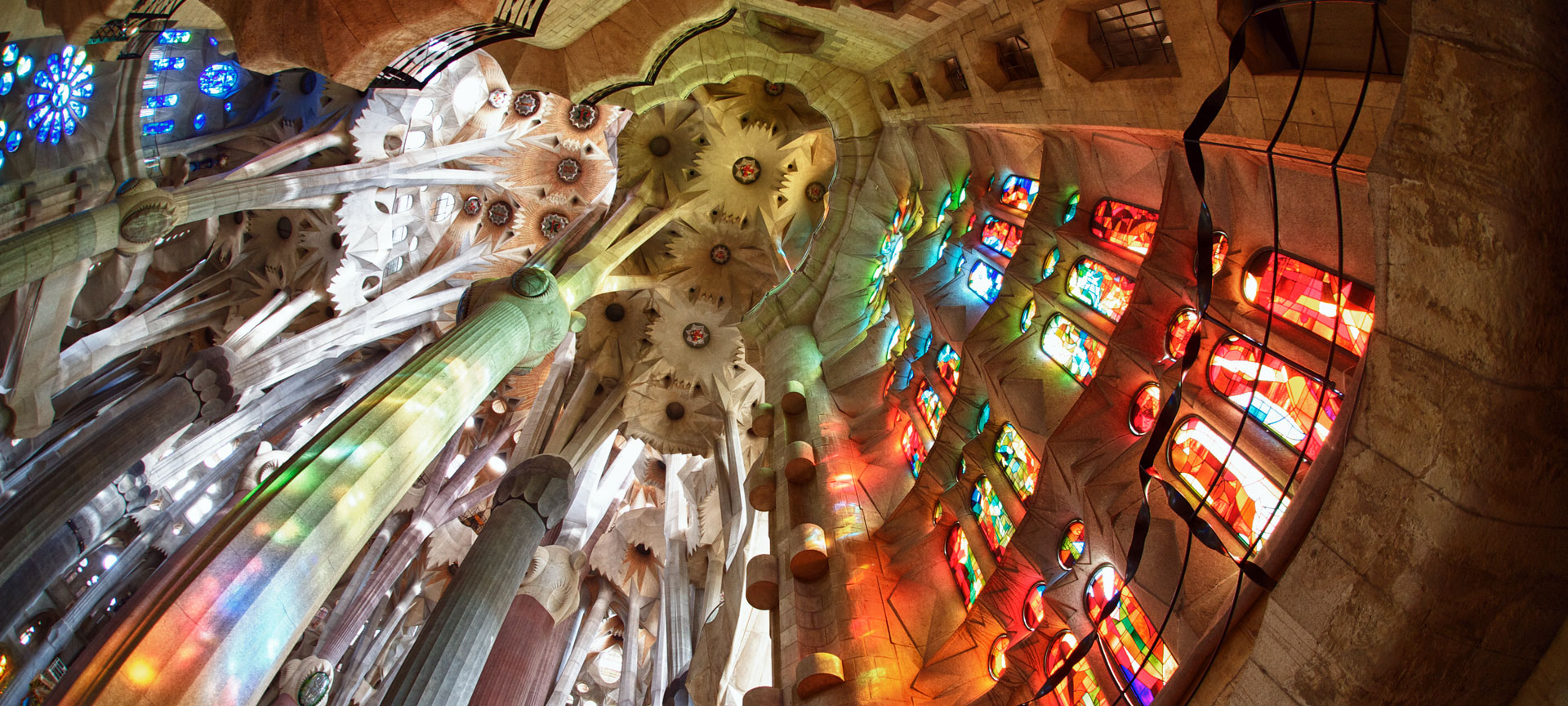 Vista del tetto e delle vetrate all’interno della Sagrada Familia, Barcellona Vista del tetto e delle vetrate all’interno della Sagrada Familia, Barcellona