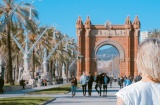 Touriste face à l’Arc de triomphe de Barcelone