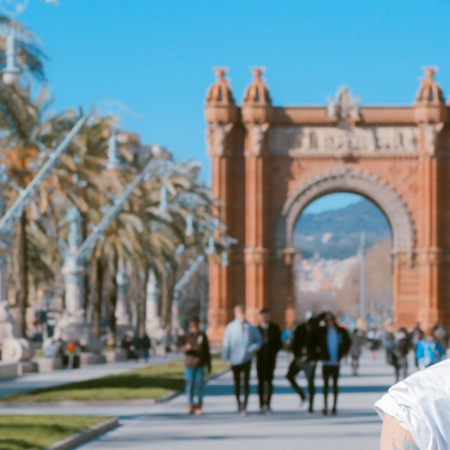 Turista di fronte all’Arco di Trionfo di Barcellona