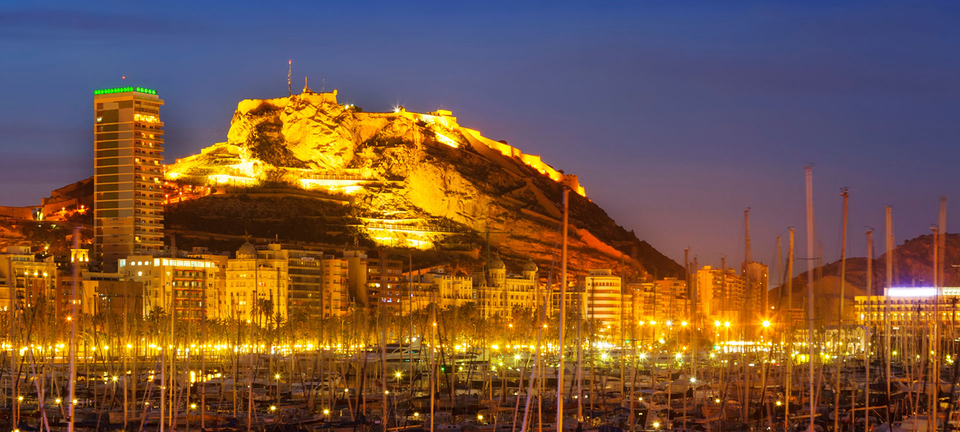 Porto di Alicante con il Castello di Santa Barbara sullo sfondo Porto di Alicante con il Castello di Santa Barbara sullo sfondo