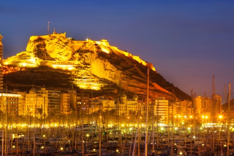 Puerto de Alicante con el Castillo de Santa Bárbara al fondo