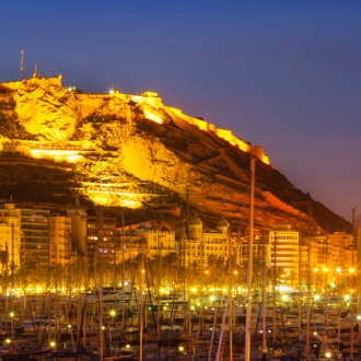 Der Hafen von Alicante mit der Burg Santa Bárbara im Hintergrund