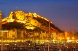 Puerto de Alicante con el Castillo de Santa Bárbara al fondo