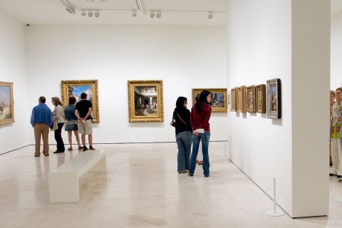 Des visiteurs dans une salle du musée