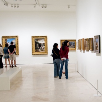 Sala com visitantes no interior do museu