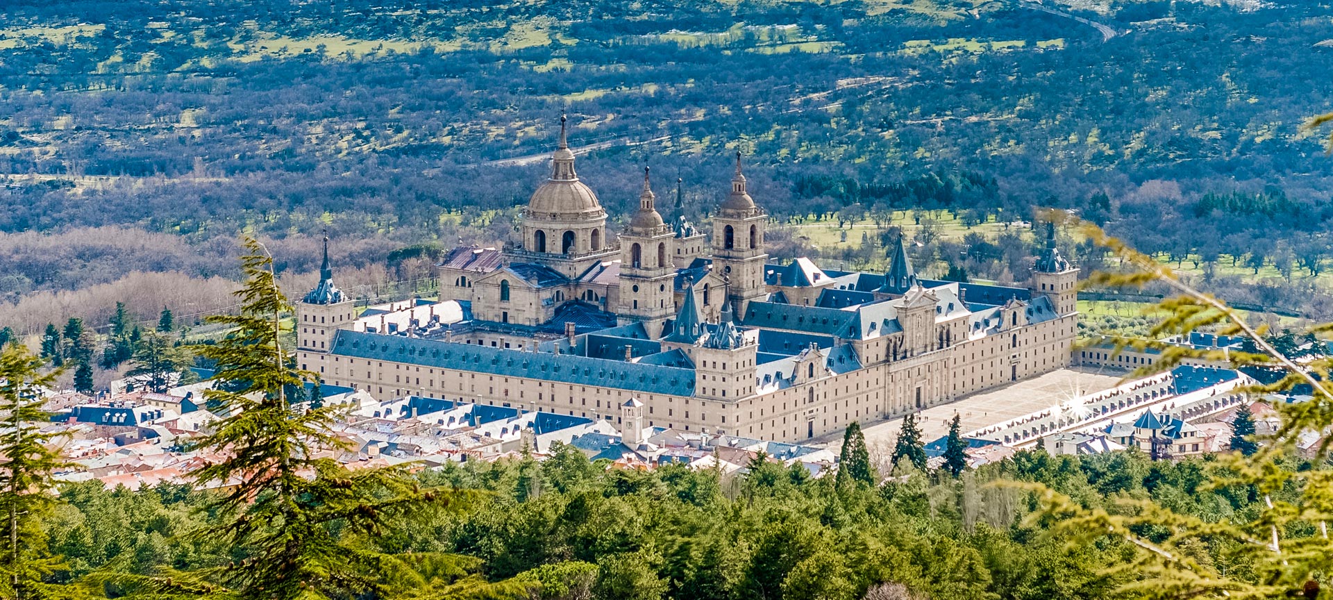 Panoramablick des Königlichen Klosters San Lorenzo de El Escorial Panoramablick des Königlichen Klosters San Lorenzo de El Escorial