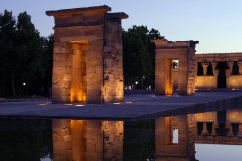 Widok na świątynię Debod podczas zachodu słońca, Madryt