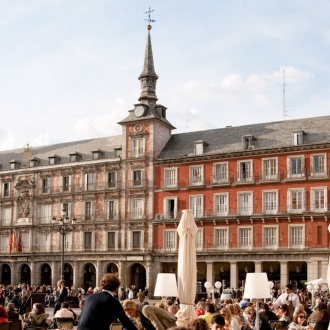 Straßencafés auf der Plaza Mayor in Madrid