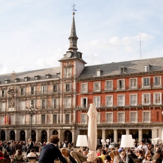 Tavoli all'aperto nella Plaza Mayor di Madrid