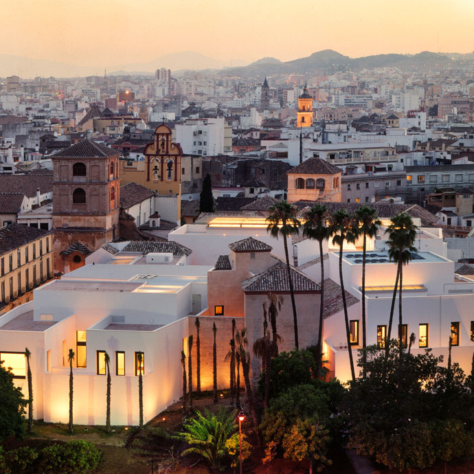Vista do exterior do Museu Picasso Málaga com a cidade ao fundo