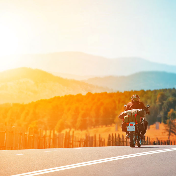 Un motard au coucher du soleil