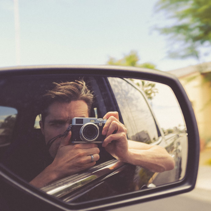 Ragazzo in auto con macchina fotografica