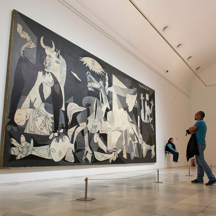 Un visiteur devant le Guernica, au musée national centre d'art Reina Sofía