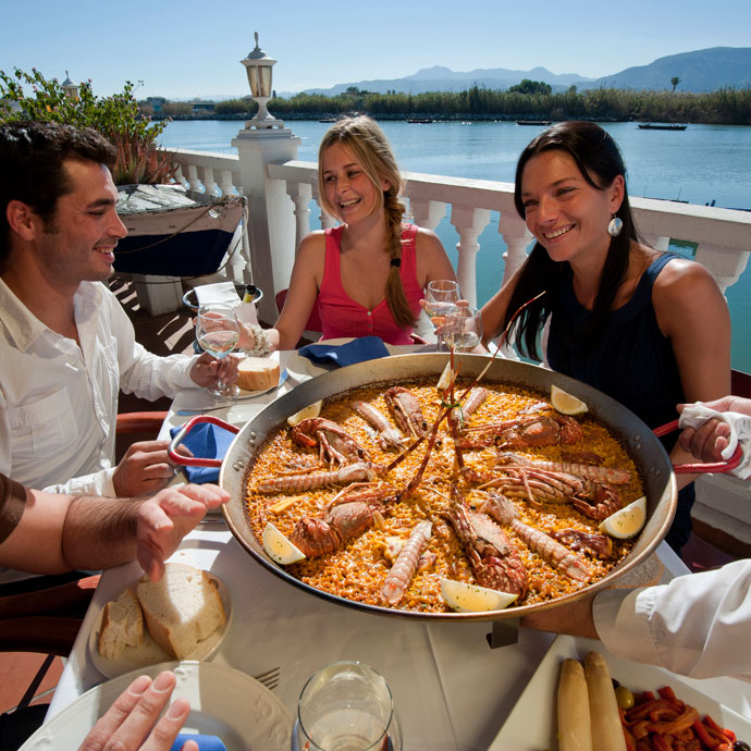 Paella w gronie przyjaciół przy Albufera de Valencia