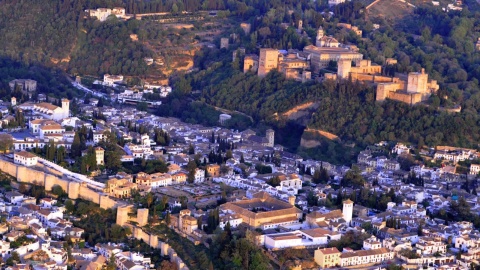 Вид с воздуха на Гранаду и Альгамбру