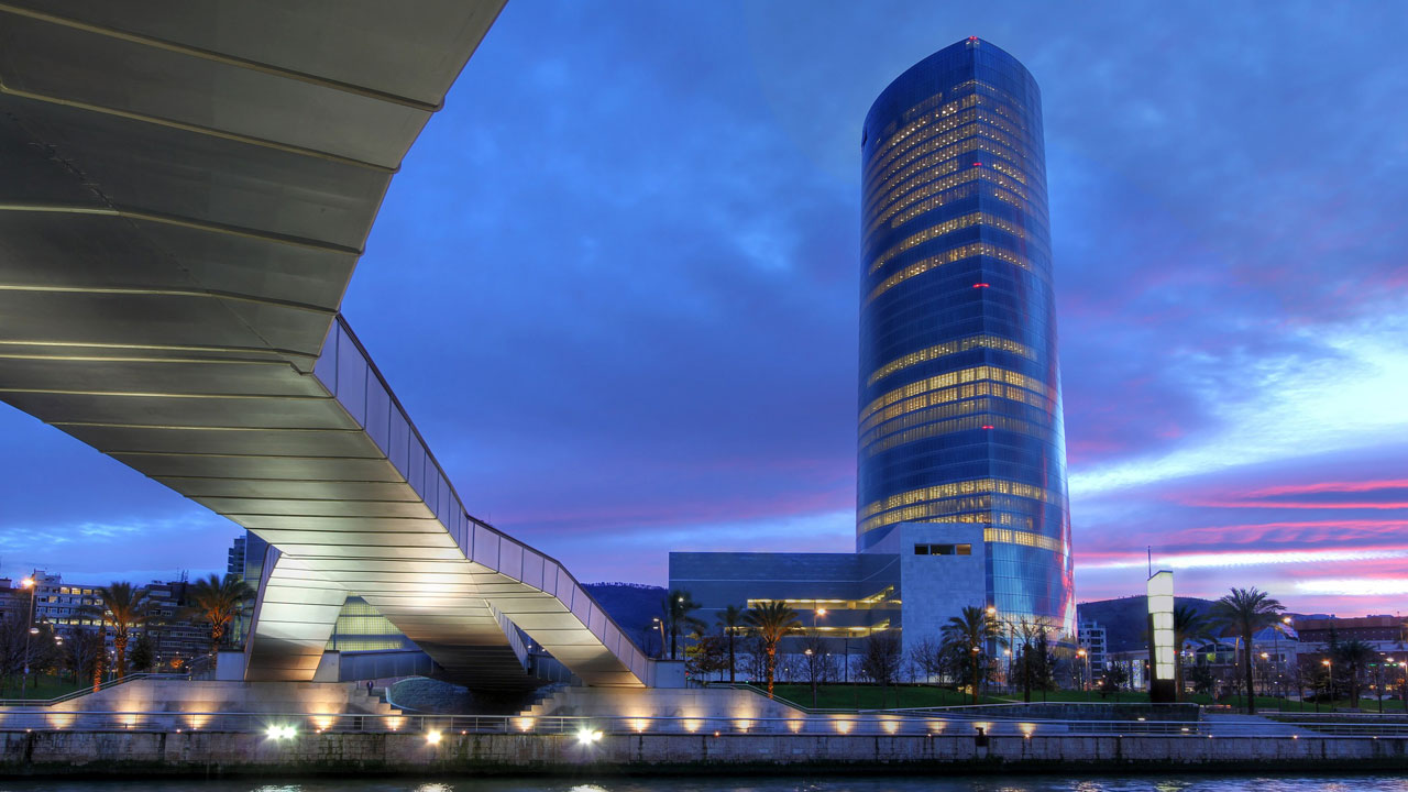 Pasarela Pedro Arrupe con la Torre Iberdrola al fondo Pasarela Pedro Arrupe con la Torre Iberdrola al fondo