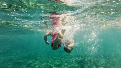Homem mergulhando no mar Mediterrâneo