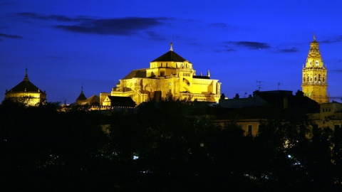 Veduta notturna della Moschea Cattedrale di Cordova