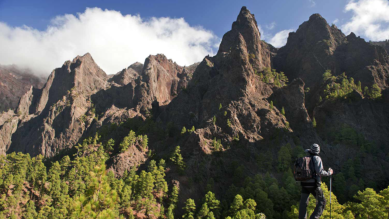 Senderista en el Parque Nacional de la Caldera de Taburiente Senderista en el Parque Nacional de la Caldera de Taburiente